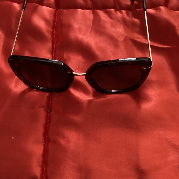 Chic Tortoise Shell Square Sunglasses - Picture 3 of 3